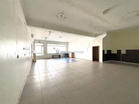 Loja  Arrendamento em Mina de Água,Amadora