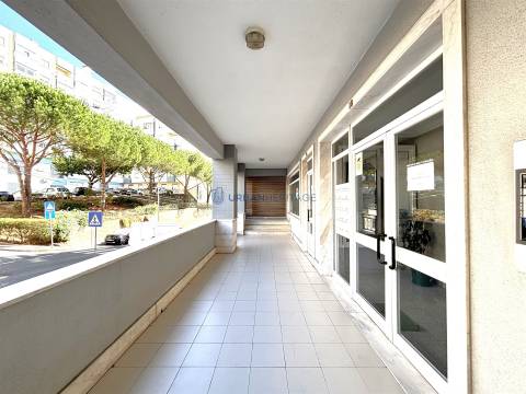 Loja  Arrendamento em Mina de Água,Amadora