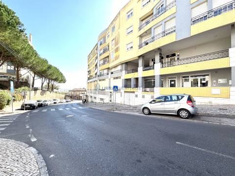 Loja  Arrendamento em Mina de Água,Amadora