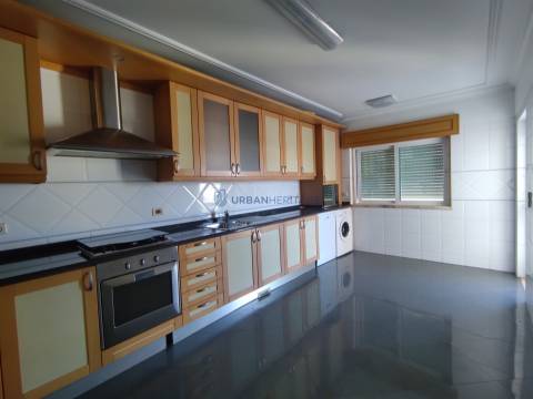 Apartamento T2 Arrendamento em Carnaxide e Queijas,Oeiras