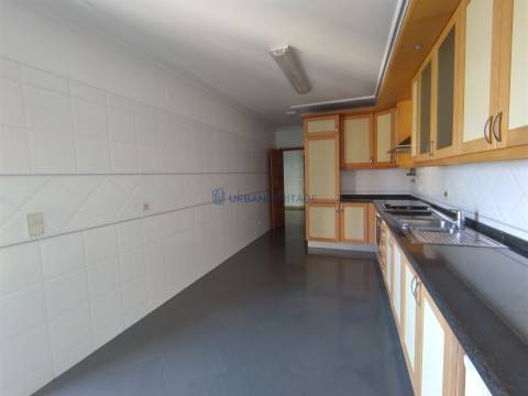 Apartamento T2 Arrendamento em Carnaxide e Queijas,Oeiras