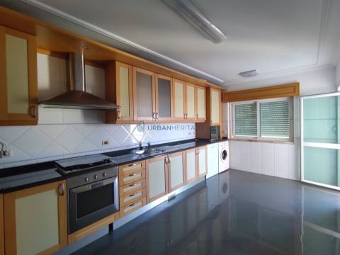 Apartamento T2 Arrendamento em Carnaxide e Queijas,Oeiras