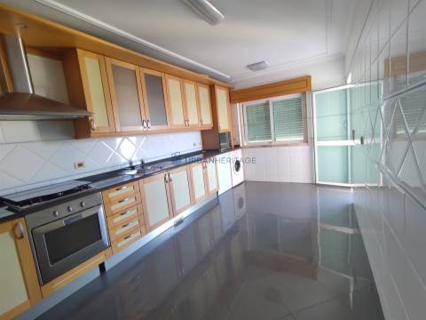 Apartamento T2 Arrendamento em Carnaxide e Queijas,Oeiras