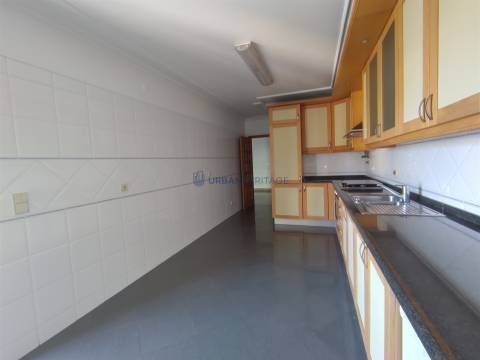 Apartamento T2 Arrendamento em Carnaxide e Queijas,Oeiras