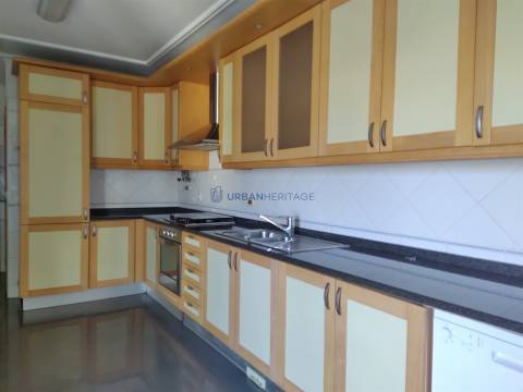 Apartamento T2 Arrendamento em Carnaxide e Queijas,Oeiras