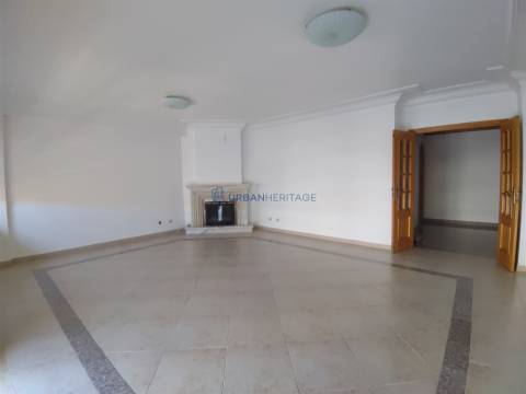 Apartamento T2 Arrendamento em Carnaxide e Queijas,Oeiras