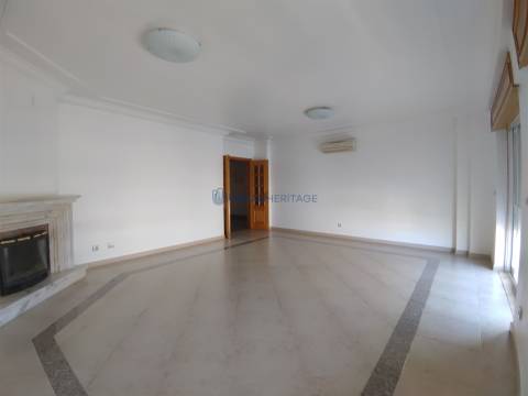 Apartamento T2 Arrendamento em Carnaxide e Queijas,Oeiras