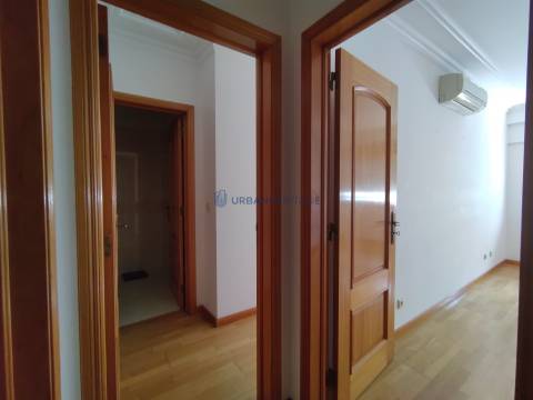 Apartamento T2 Arrendamento em Carnaxide e Queijas,Oeiras