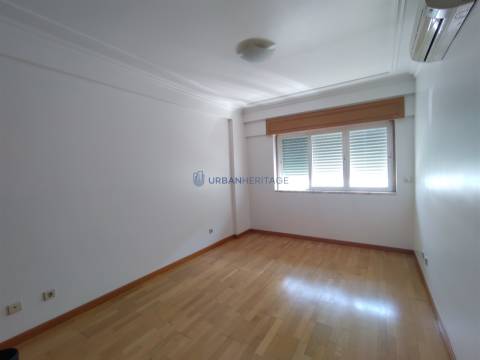 Apartamento T2 Arrendamento em Carnaxide e Queijas,Oeiras