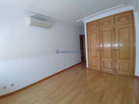 Apartamento T2 Arrendamento em Carnaxide e Queijas,Oeiras