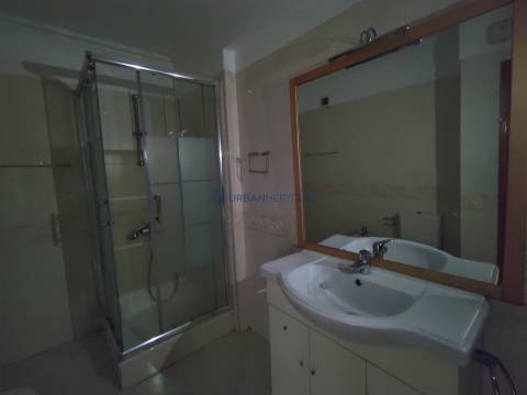 Apartamento T2 Arrendamento em Carnaxide e Queijas,Oeiras