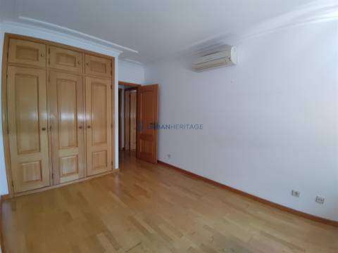 Apartamento T2 Arrendamento em Carnaxide e Queijas,Oeiras