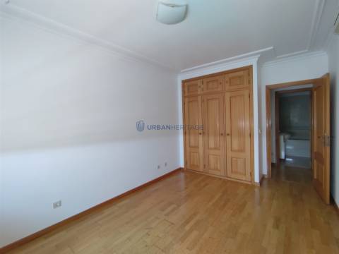 Apartamento T2 Arrendamento em Carnaxide e Queijas,Oeiras