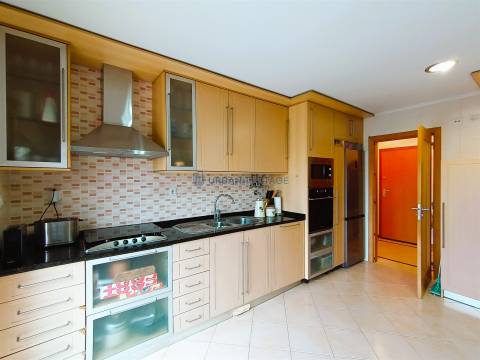 Apartamento T2 Venda em Carnaxide e Queijas,Oeiras