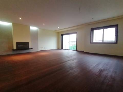 Moradia T4 a 4 min de Sto Ovídeo