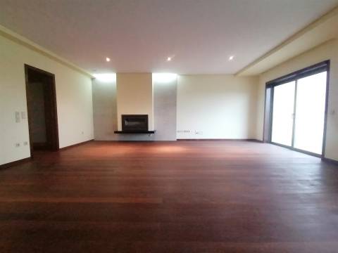 Moradia T4 a 4 min de Sto Ovídeo