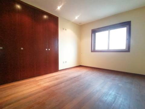 Moradia T4 a 4 min de Sto Ovídeo