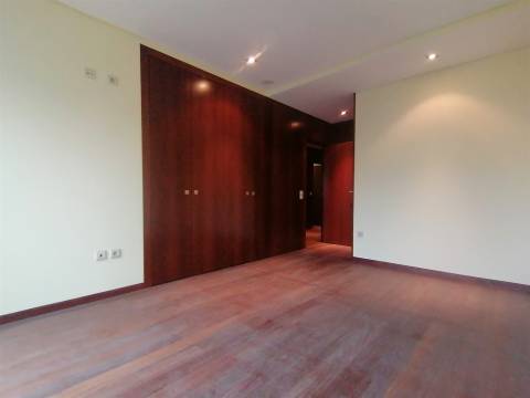 Moradia T4 a 4 min de Sto Ovídeo