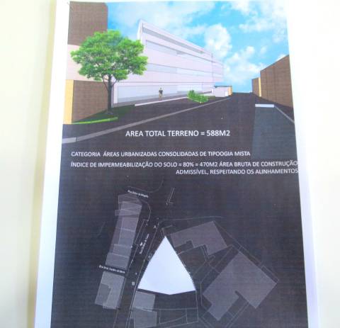 Terreno para construção em altura rua principal de Canelas.