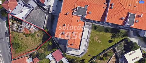 Terreno para construção em altura rua principal de Canelas.