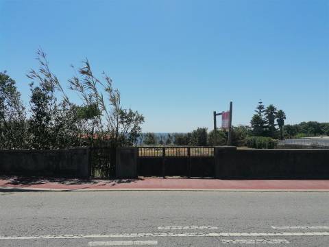 Terreno junto à Praia