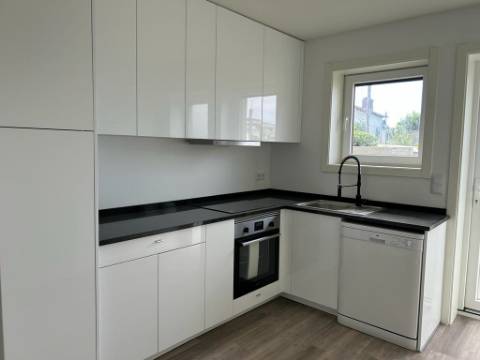 Prédio com 2 T3 Renovado em Oliveira do Douro!