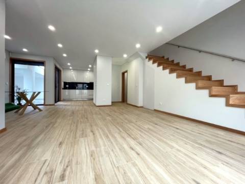 Moradia T3 com 3 Frentes, Madalena!