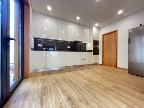 Moradia T3 com 3 Frentes, Madalena!