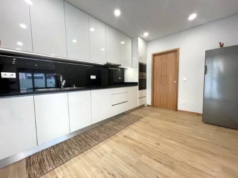 Moradia T3 com 3 Frentes, Madalena!