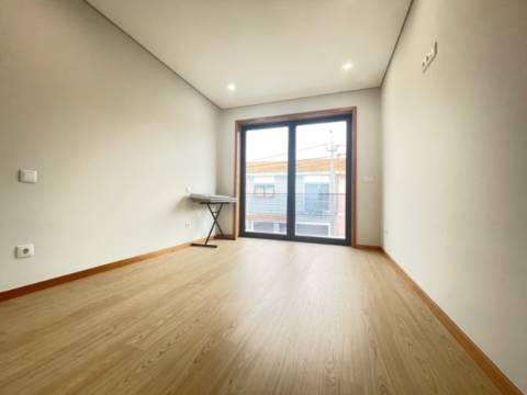 Moradia T3 com 3 Frentes, Madalena!