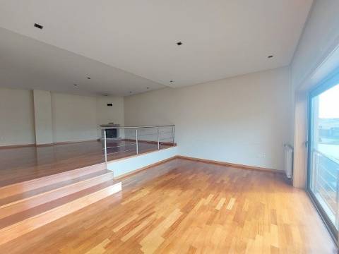 Moradia T4 com 3 Frentes e Logradouro!