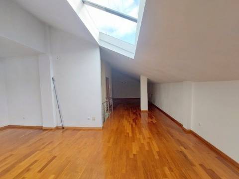 Moradia T4 com 3 Frentes e Logradouro!