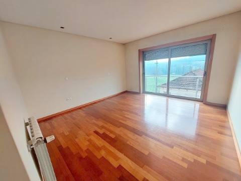 Moradia T4 com 3 Frentes e Logradouro!