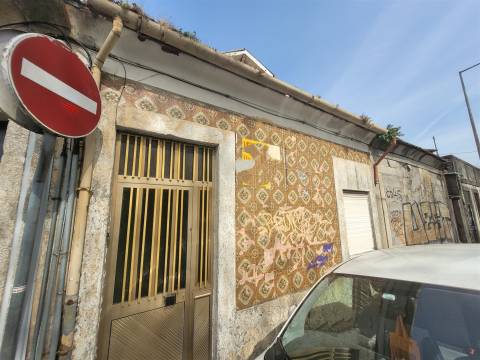 Terreno com 230m2 na Circunvalação! Porto!