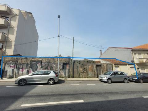 Terreno com 715m2 localizado a 300 metros da Estação de Metro!