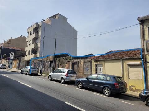 Terreno com 715m2 localizado a 300 metros da Estação de Metro!