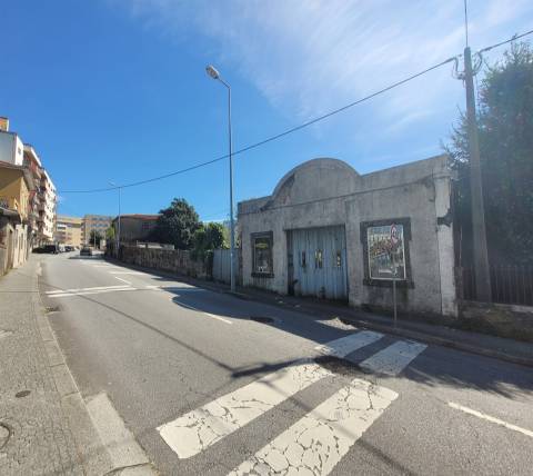 Terreno de 583 m2 a 5 min. do Hospital São João!