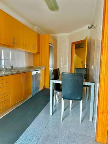 Apartamento T4 com garagem fechada, Canidelo!