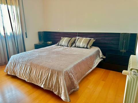 Apartamento T4 com garagem fechada, Canidelo!