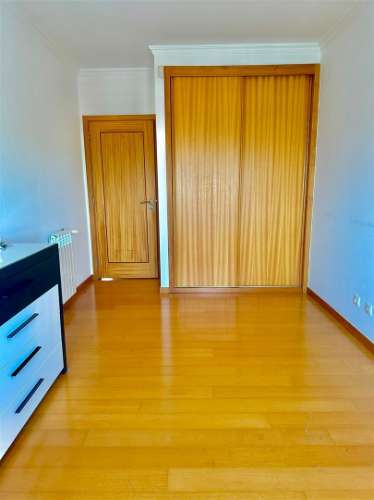 Apartamento T4 com garagem fechada, Canidelo!