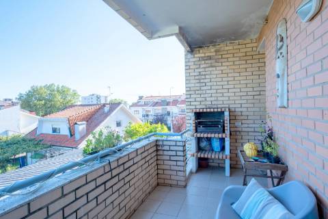 Apartamento T3 com ótimas áreas e garagem box com 27m2, localizado a 1300 metros de Santo Ovídio!