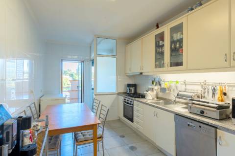 Apartamento T3 com ótimas áreas e garagem box com 27m2, localizado a 1300 metros de Santo Ovídio!