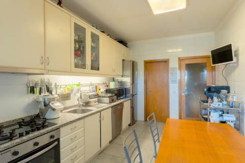 Apartamento T3 com ótimas áreas e garagem box com 27m2, localizado a 1300 metros de Santo Ovídio!