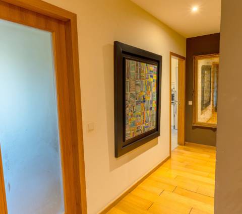 Apartamento T3 com ótimas áreas e garagem box com 27m2, localizado a 1300 metros de Santo Ovídio!