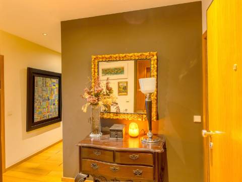 Apartamento T3 com ótimas áreas e garagem box com 27m2, localizado a 1300 metros de Santo Ovídio!