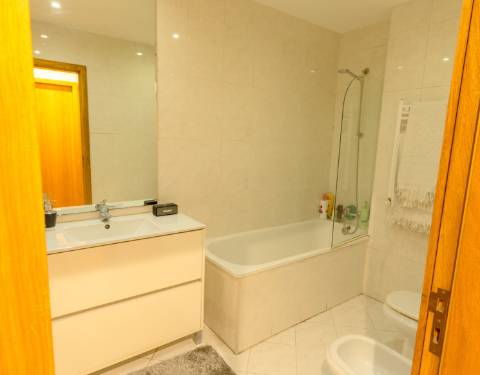 Apartamento T3 com ótimas áreas e garagem box com 27m2, localizado a 1300 metros de Santo Ovídio!