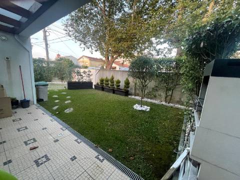 Moradia T3 em Miramar com vistas de Mar!