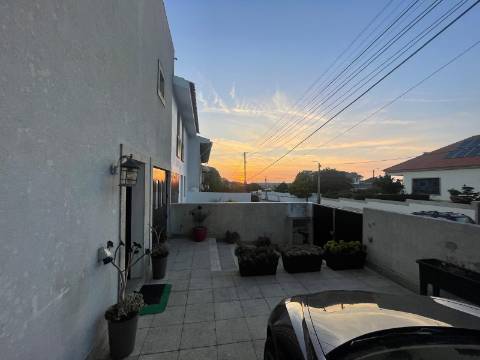 Moradia T3 em Miramar com vistas de Mar!