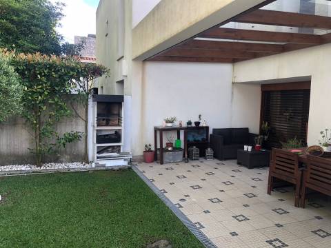 Moradia T3 em Miramar com vistas de Mar!