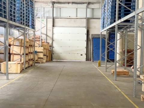 Armazém com 600m2, em Olival!